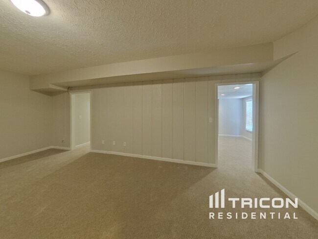 Building Photo - 115 Woodhawk Ln