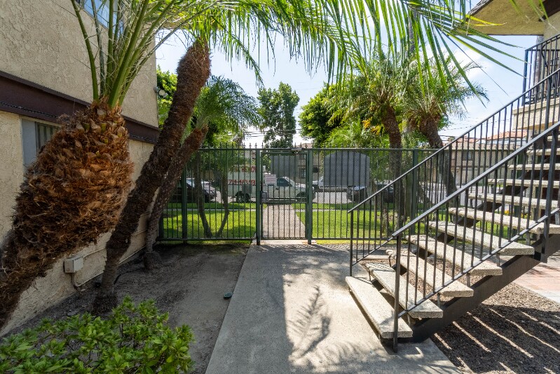 Building Photo - 3523 W Savanna St