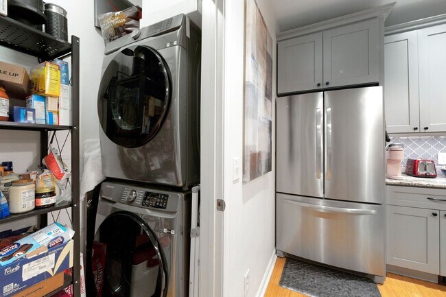 Building Photo - Charming 2BR Condo in Asheville