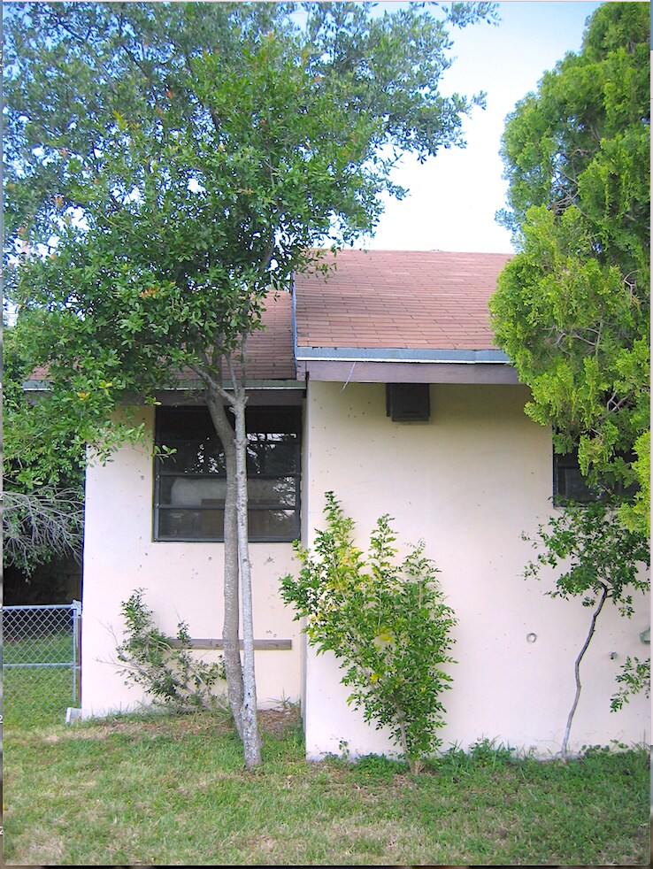 East portion view of home - 4210 SW 51st St