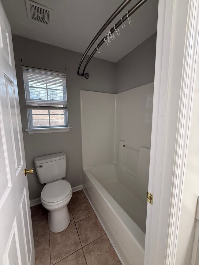 Building Photo - HOME FOR LEASE 4 BR 2 BATH RANCHSTYLE  SPLIT FLOOR PLAN AND OPEN  LARGE  FENCED BACKYARD  CONVENI...