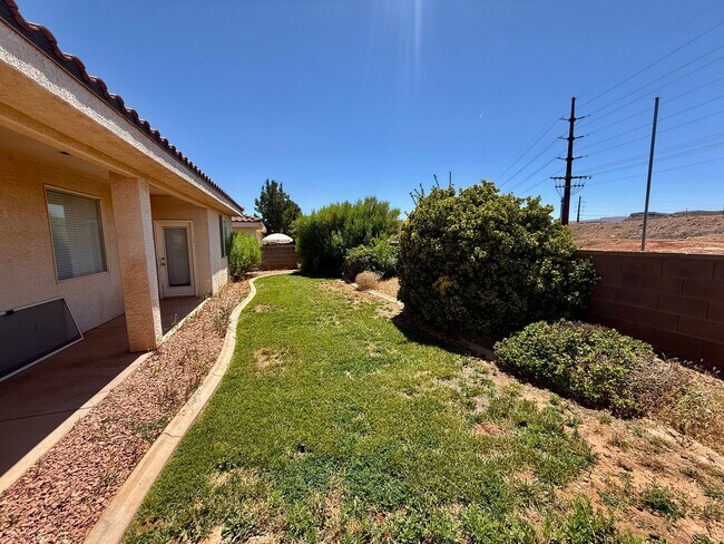 Building Photo - 2050 W Canyon View Dr