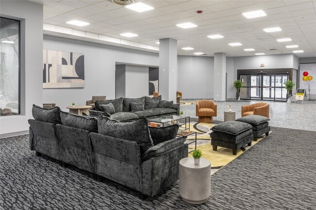 Building Photo - 16 W 10th St