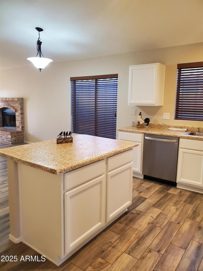 Building Photo - 2214 E Monona Dr
