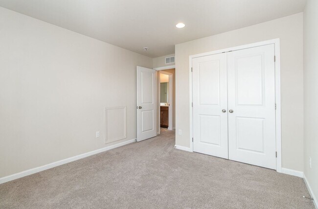 Building Photo - 1726 Bradley Dr