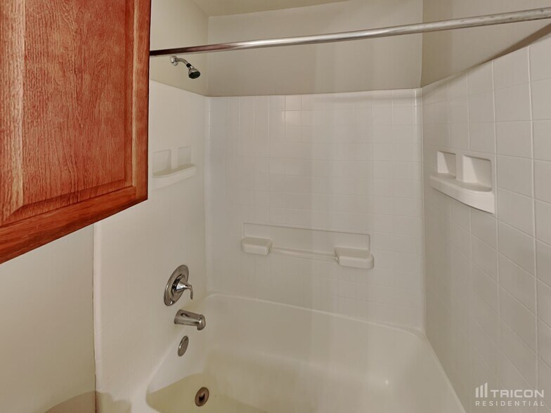 Building Photo - 204 Blue Roan Dr