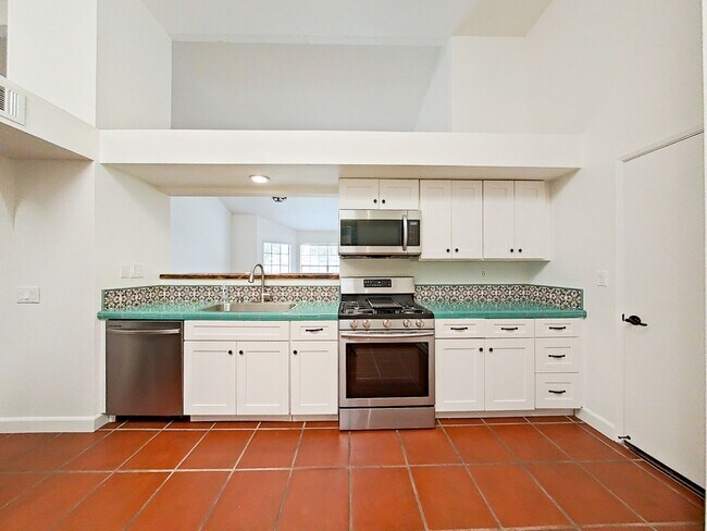 Building Photo - Charming 2-Bedroom Single-Story Furnished ...