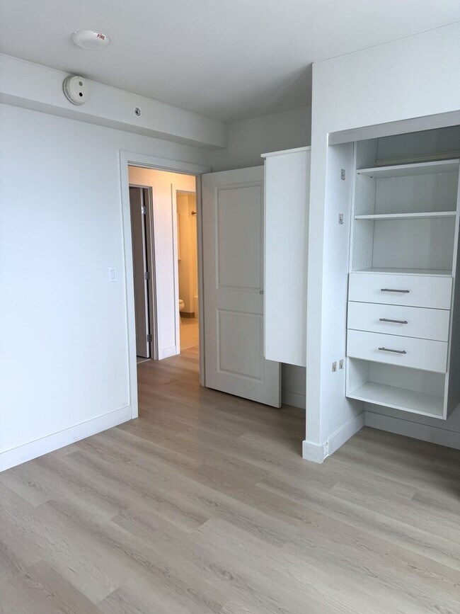 Building Photo - Ke Kilohana - Renovated High Floor 3 Bedroom 2 Bath 2 Parking in Ward Village