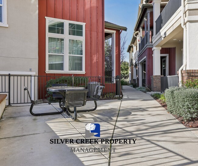 Building Photo - Beautiful Corner-Unit Townhome Near Downtown – 4 Bed | 3 baths