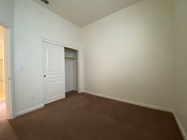 Building Photo - Charming 5 bedroom 2.5 bathroom home located in Natomas!