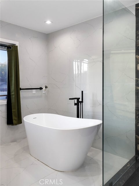 Building Photo - 9742 Farralone Ave