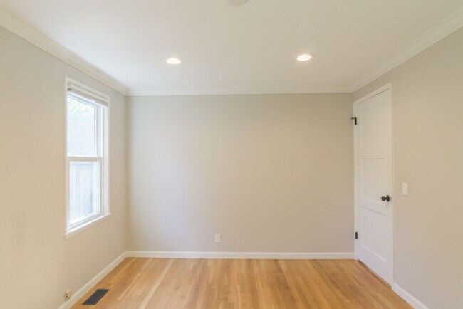 Building Photo - 3Bd/1Ba Seattle House