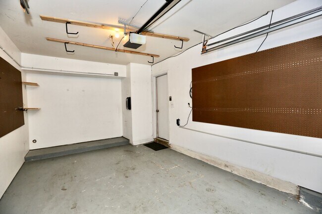 Building Photo - Fantastic 2-Bedroom Townhome In Linkhorn! ...
