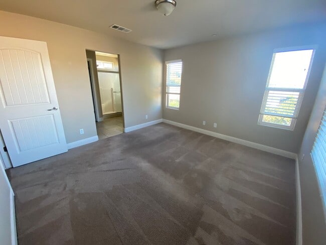 Building Photo - Beautiful 2 story Home in gated community ...