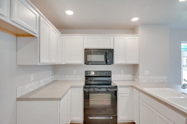 Building Photo - Beautiful 2 Bedroom Cottage Available!