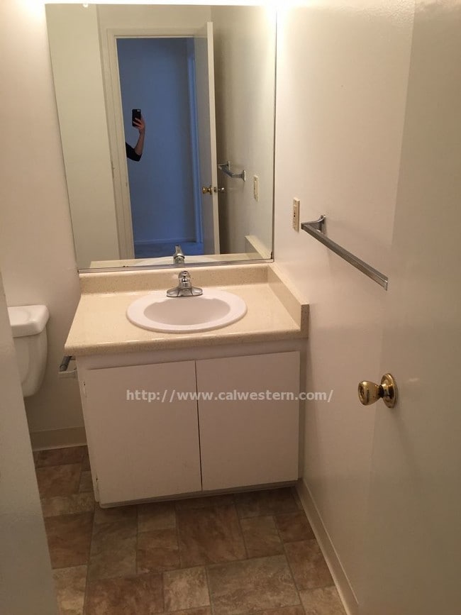 Building Photo - 2 bedroom Townhouse Apartments Available