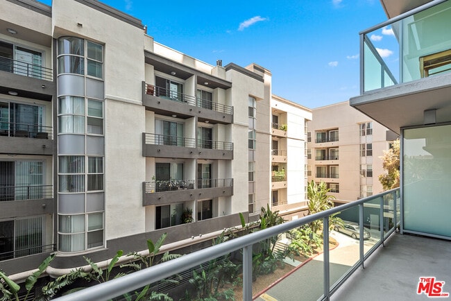 Building Photo - 13700 Marina Pointe Dr
