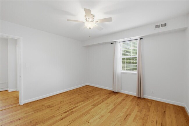 Building Photo - Elegant End-Unit Fairlington Villages Townhome with Private Balcony & Exceptional Community Ameni...