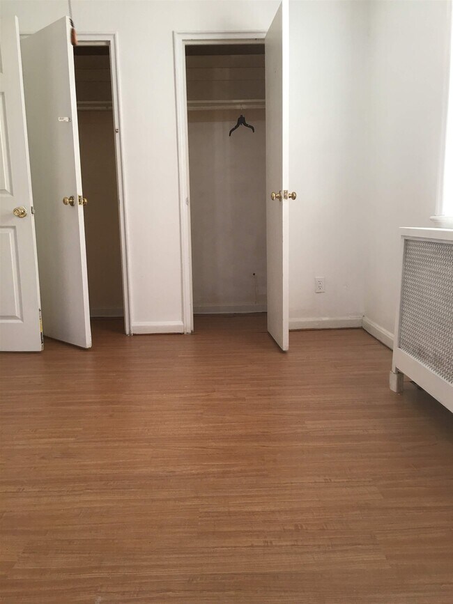 Building Photo - 418 Main St