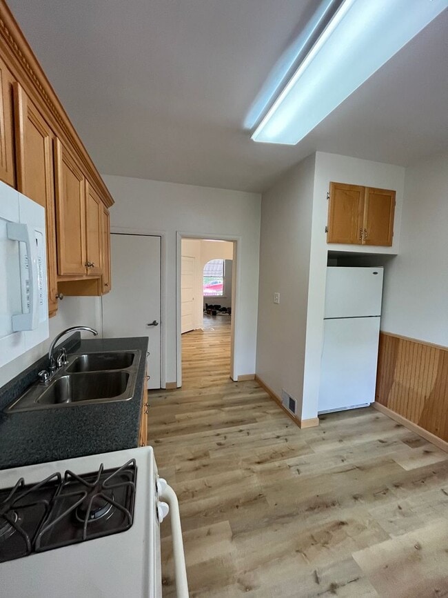 Building Photo - Large 2 Bed, 1 Bath Home, with Office/Bonus Room! Available Now!