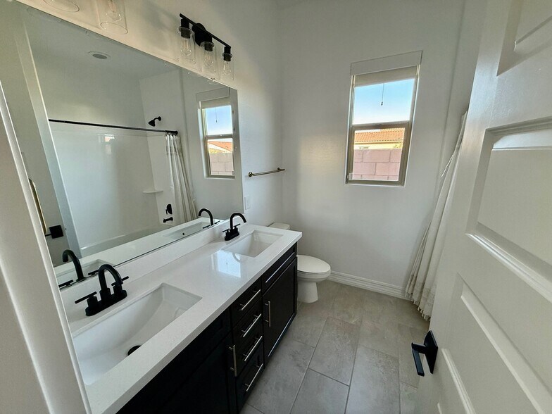 Building Photo - 10649 Thatcher Ave