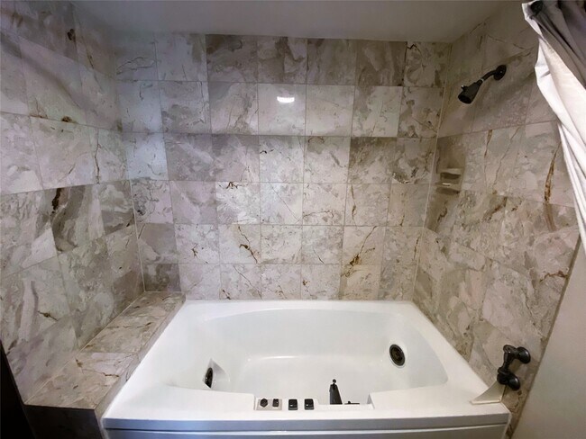 Building Photo - 49 Briar Hollow Ln
