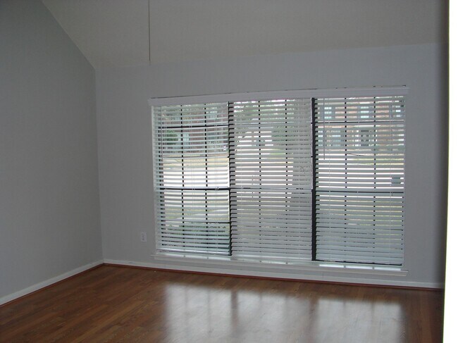 Building Photo - 462 Everington Dr