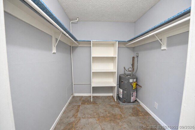Building Photo - 220 Lucerne Ave
