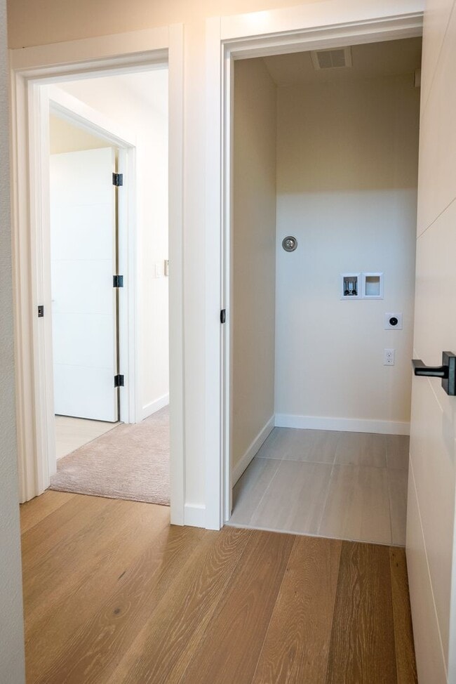 Building Photo - Ballard Townhouse