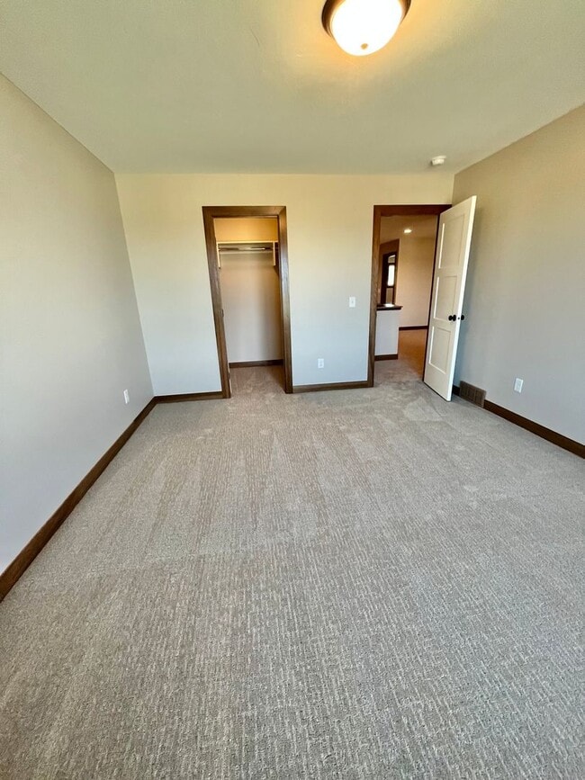 Building Photo - 5 Bed/2.5 Bath Twinhome For Rent!