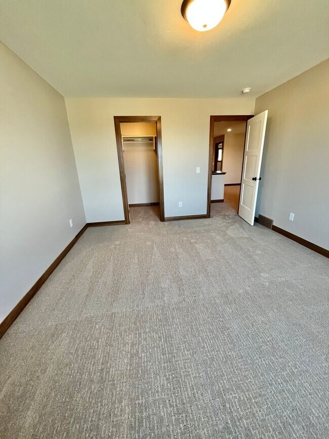 Building Photo - Stunning 5 Bed/2.5 Bath Twinhome!
