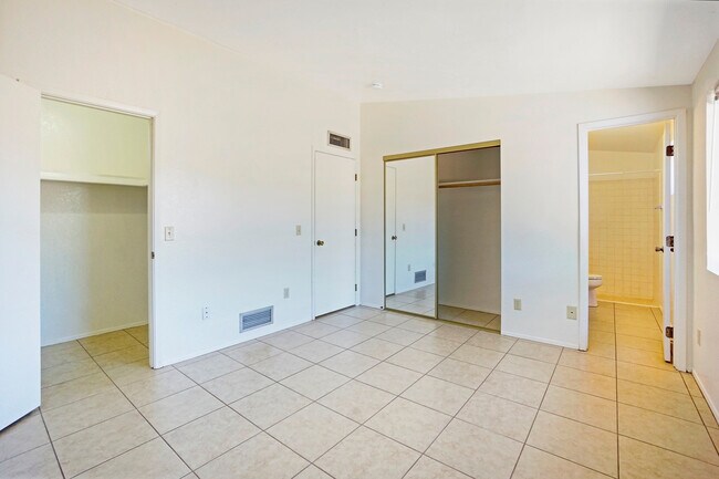 Building Photo - Northwest location,3 Bd/2 Bath, single carport, detached 2 car garage home