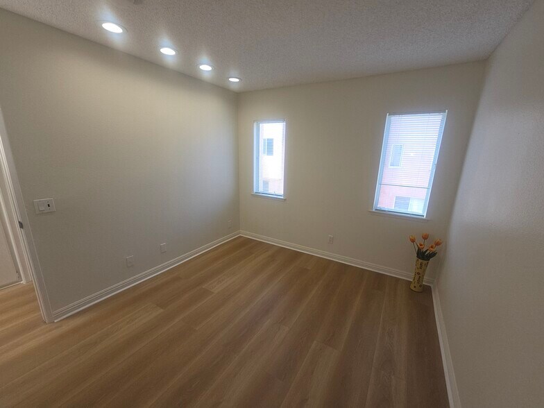 Building Photo - 13901 Olive View Ln