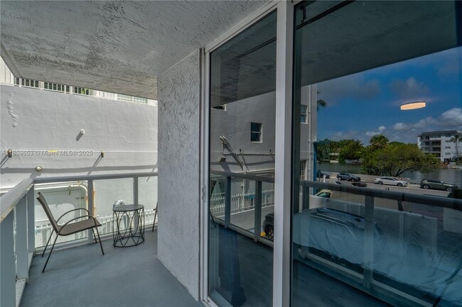 Building Photo - 2457 Collins Ave