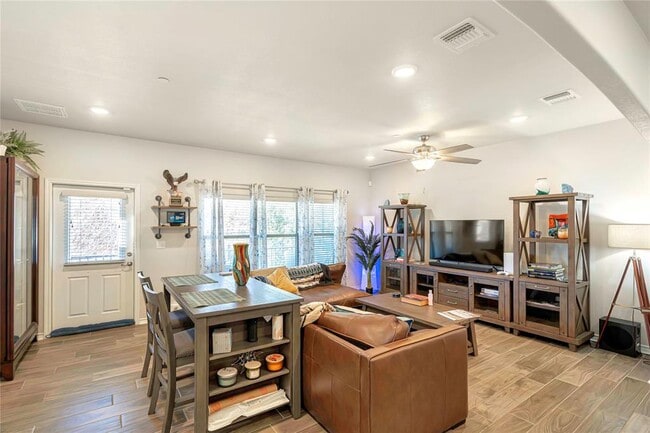 Building Photo - 217 Birch Oak Ln