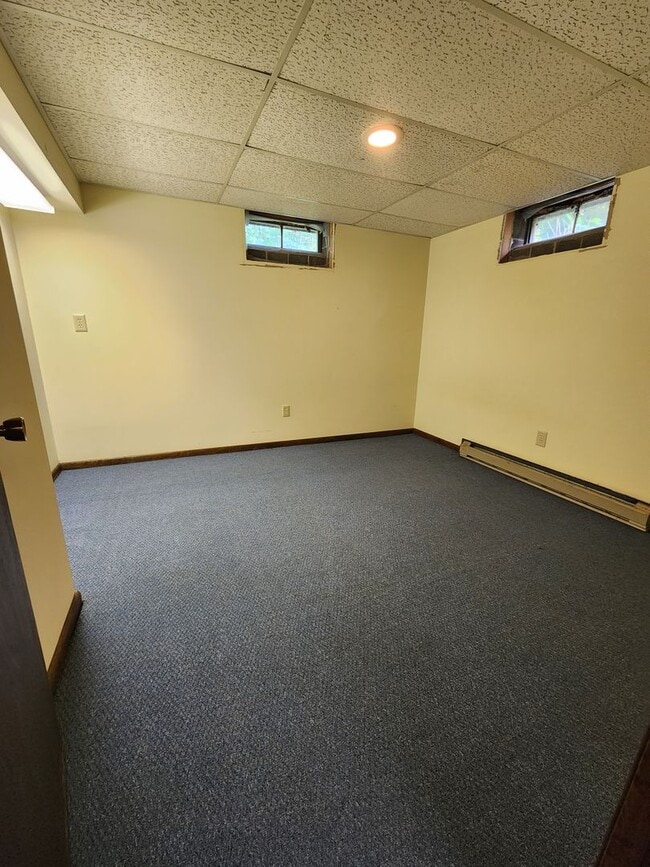 Building Photo - Spacious 3 Bedroom 3 Bathroom Home For Ren...