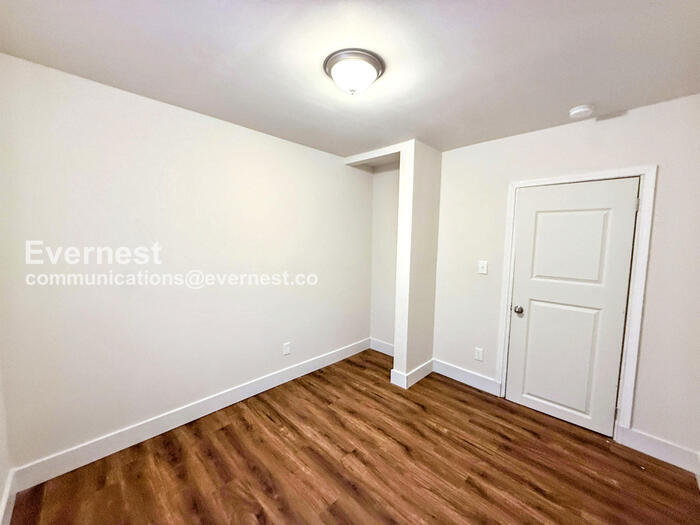 Building Photo - 207 9th Ave W