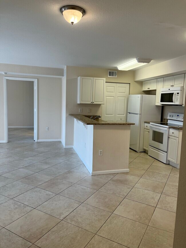 Building Photo - 151 SW Palm Dr