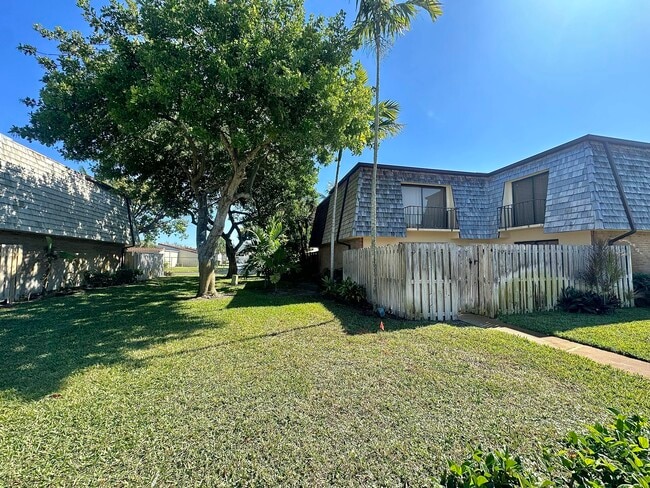 Building Photo - 208 Lake Arbor Dr