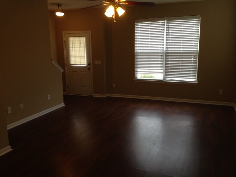 Building Photo - 250 Westbrooke Rd