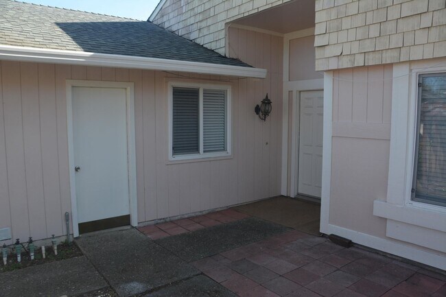 Building Photo - Sharp Pittsburg 3/2