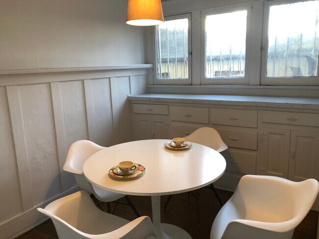 Building Photo - 1132 S Hoover St