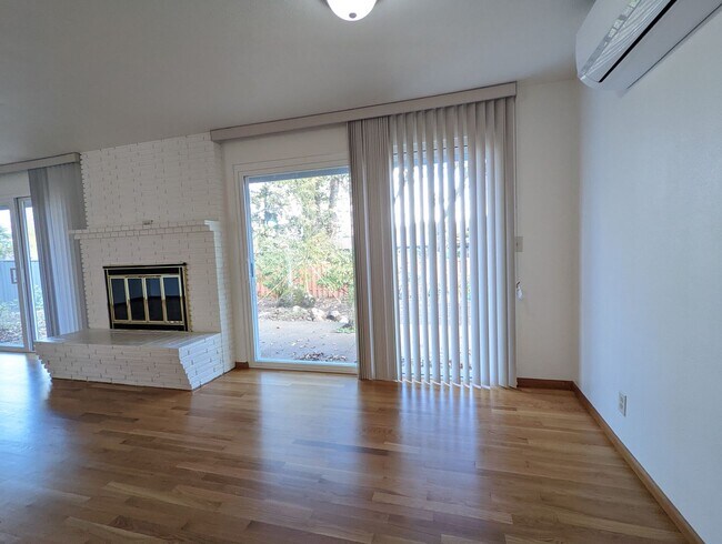 Building Photo - Great 3-Bedroom, 1.5-Bath Home In South Eu...