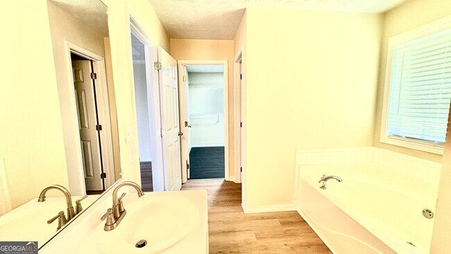 Building Photo - 2336 Pettit Dr