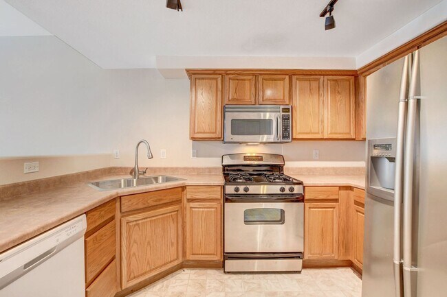 Building Photo - FIRST FLOOR CONDO IN GATED COMMUNITY W/ SINGLE CAR GARAGE