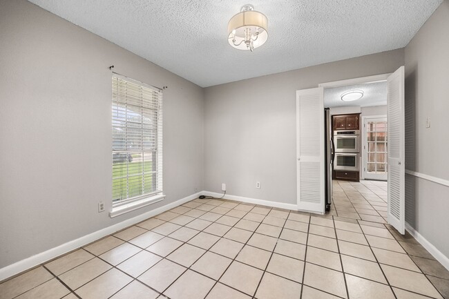 Building Photo - 2211 Turtle Creek Dr