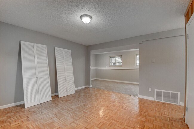 Building Photo - 4 bedroom, 2 bath home with 2 car garage, with mountain views