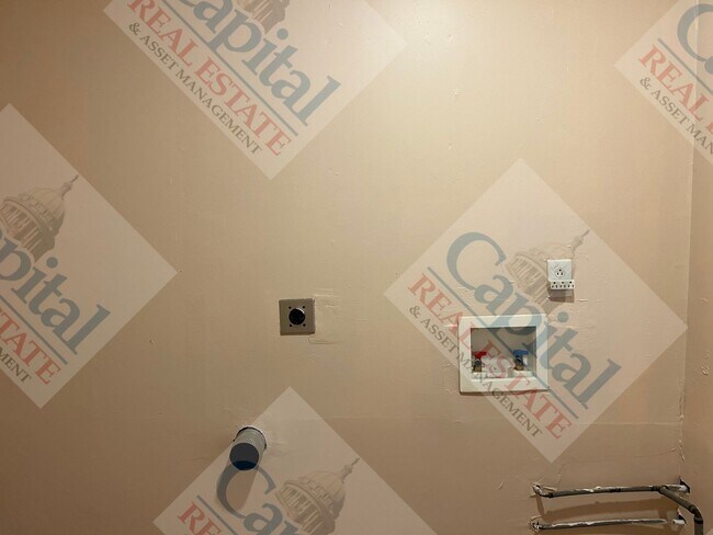 Building Photo - Charming 3 Bedroom