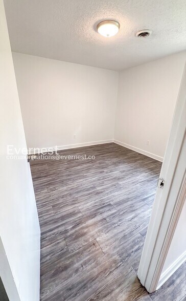 Building Photo - 1114 N Graycroft Ave