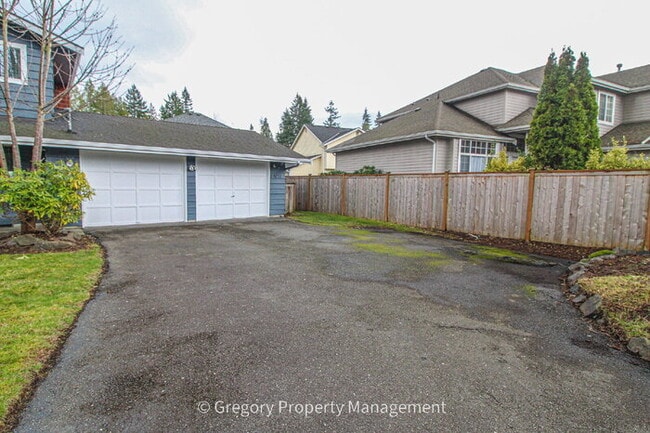 Building Photo - Charming, Well Maintained 4 Bedroom, 2.5 Bathroom Bothell Area Home in Northshore S.D. Spacious F...